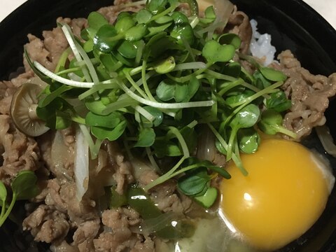 生卵のせ　ガーリック肉野菜炒め丼